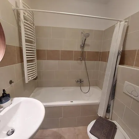 Апартаменты Lakeside Heritage *