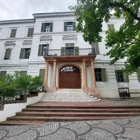 Lakeside Heritage Apartment *